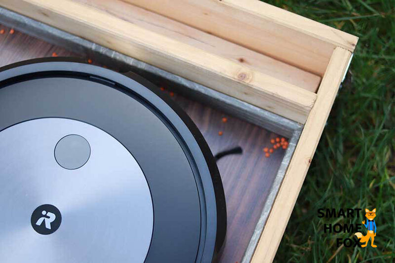 Der iRobot Roomba j7 reinigt in einer Ecke